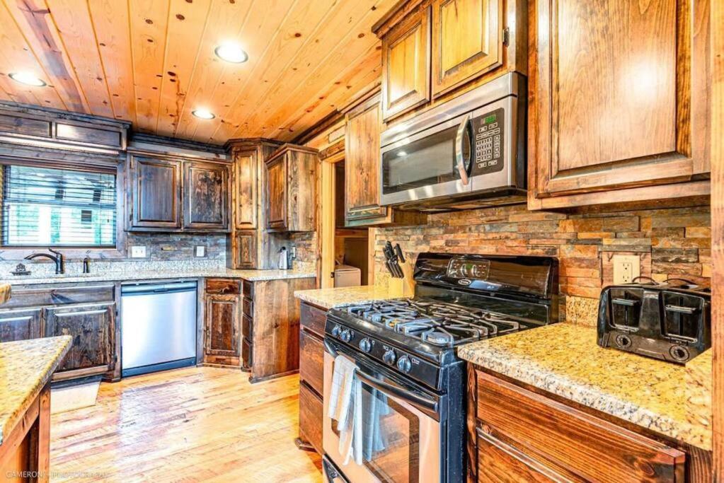Iron Horse Lodge Sleeps 18, Games, Fire Pit, Hot Tub, Ev, More Броукън Боу Екстериор снимка