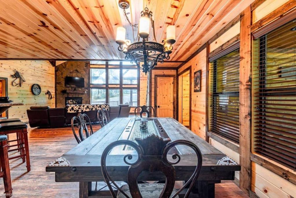 Iron Horse Lodge Sleeps 18, Games, Fire Pit, Hot Tub, Ev, More Броукън Боу Екстериор снимка