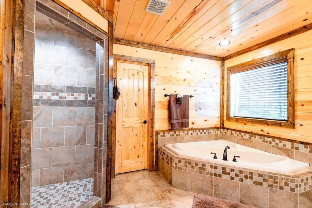 Iron Horse Lodge Sleeps 18, Games, Fire Pit, Hot Tub, Ev, More Броукън Боу Екстериор снимка