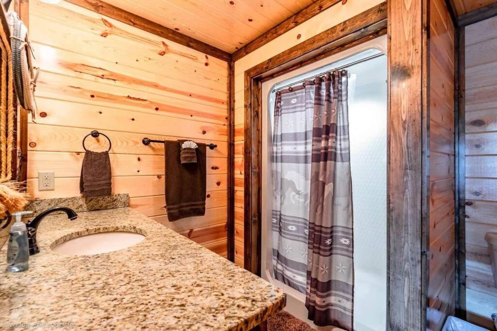 Iron Horse Lodge Sleeps 18, Games, Fire Pit, Hot Tub, Ev, More Броукън Боу Екстериор снимка