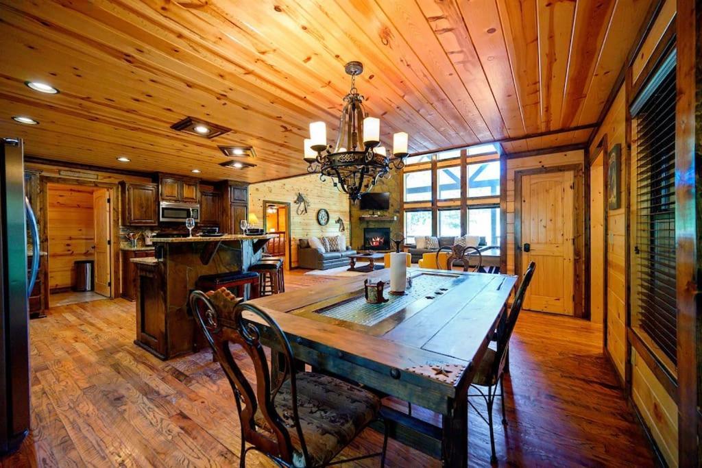 Iron Horse Lodge Sleeps 18, Games, Fire Pit, Hot Tub, Ev, More Броукън Боу Екстериор снимка