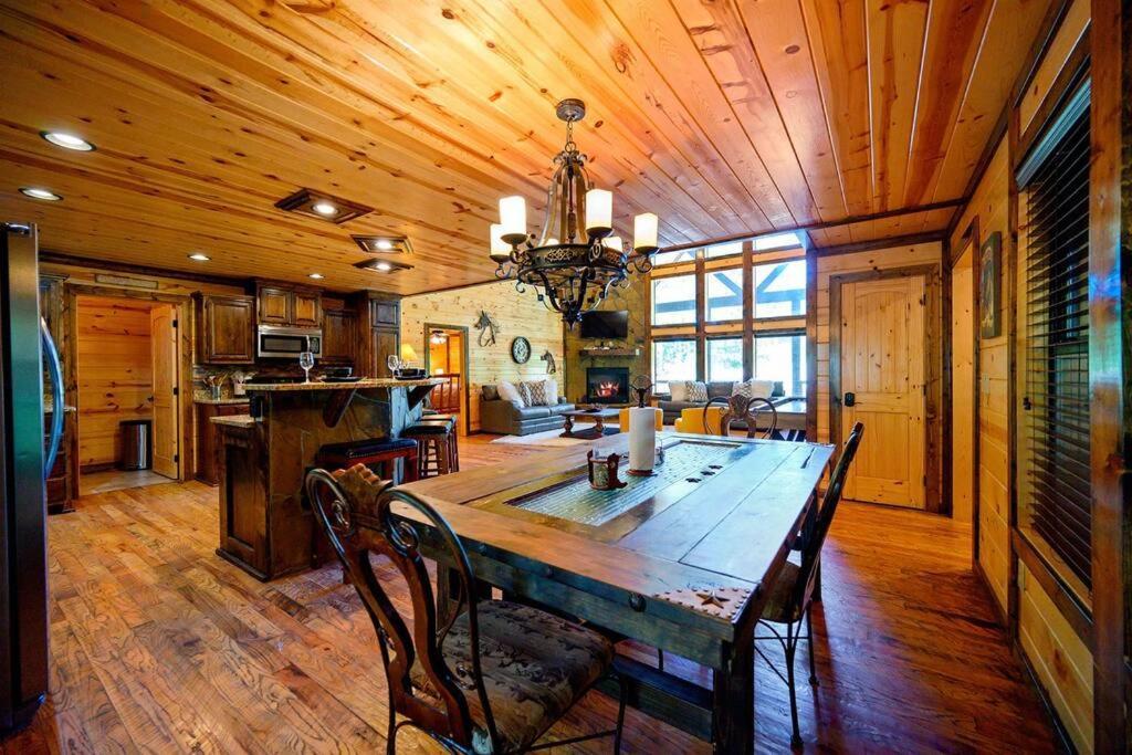 Iron Horse Lodge Sleeps 18, Games, Fire Pit, Hot Tub, Ev, More Броукън Боу Екстериор снимка