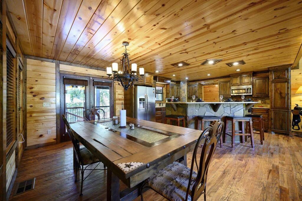 Iron Horse Lodge Sleeps 18, Games, Fire Pit, Hot Tub, Ev, More Броукън Боу Екстериор снимка